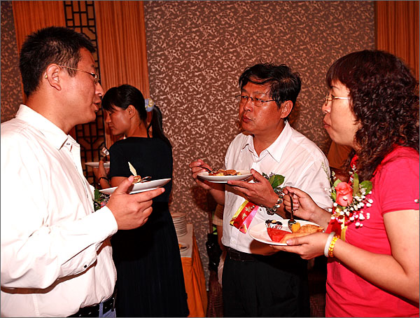 黑眼睛廣告公司文總和黃秘書長、宣傳部劉部長親切交談